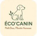 Logo d’Éco’Canin, représentant un chien assis avec une feuille intégrée à sa queue, accompagné du slogan “Poils Doux, Planète Heureuse”.